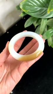 新疆和田玉糖白手镯,圈口55.2