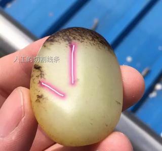 玩新疆和田玉的玉友过来玩顺手在路边摊位买的黑皮"籽料",900块拿下